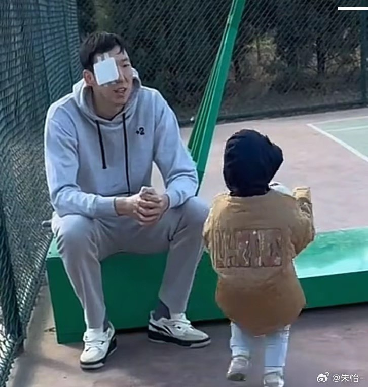 顧家好男人！記者曬出周琦手術后回歸家庭帶娃照片